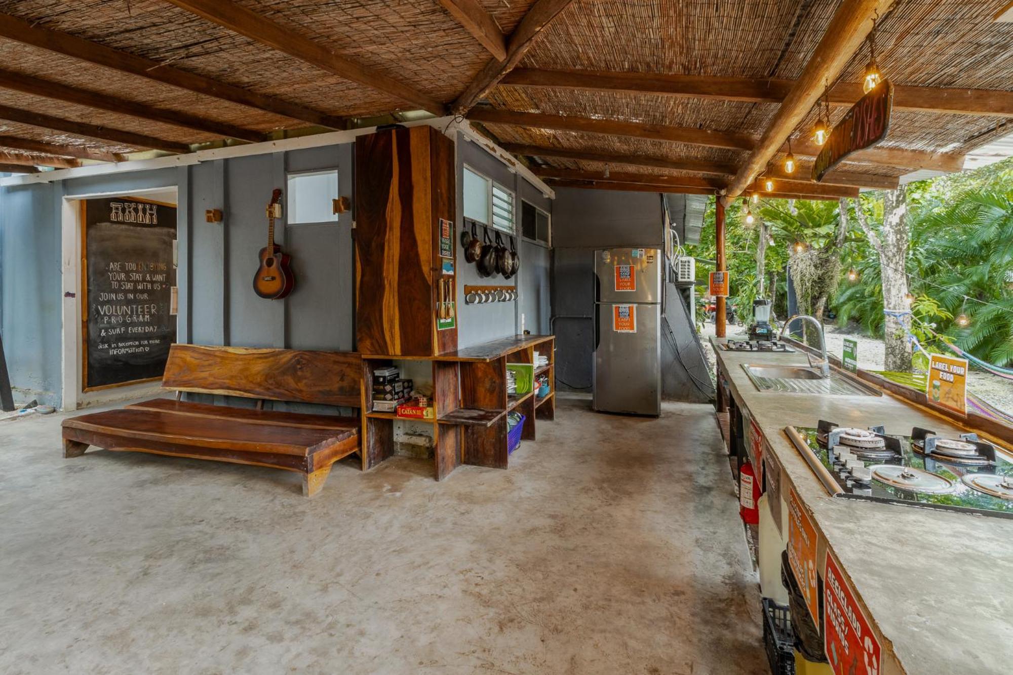 Akih Pods Hostel Playa Santa Teresa  ภายนอก รูปภาพ